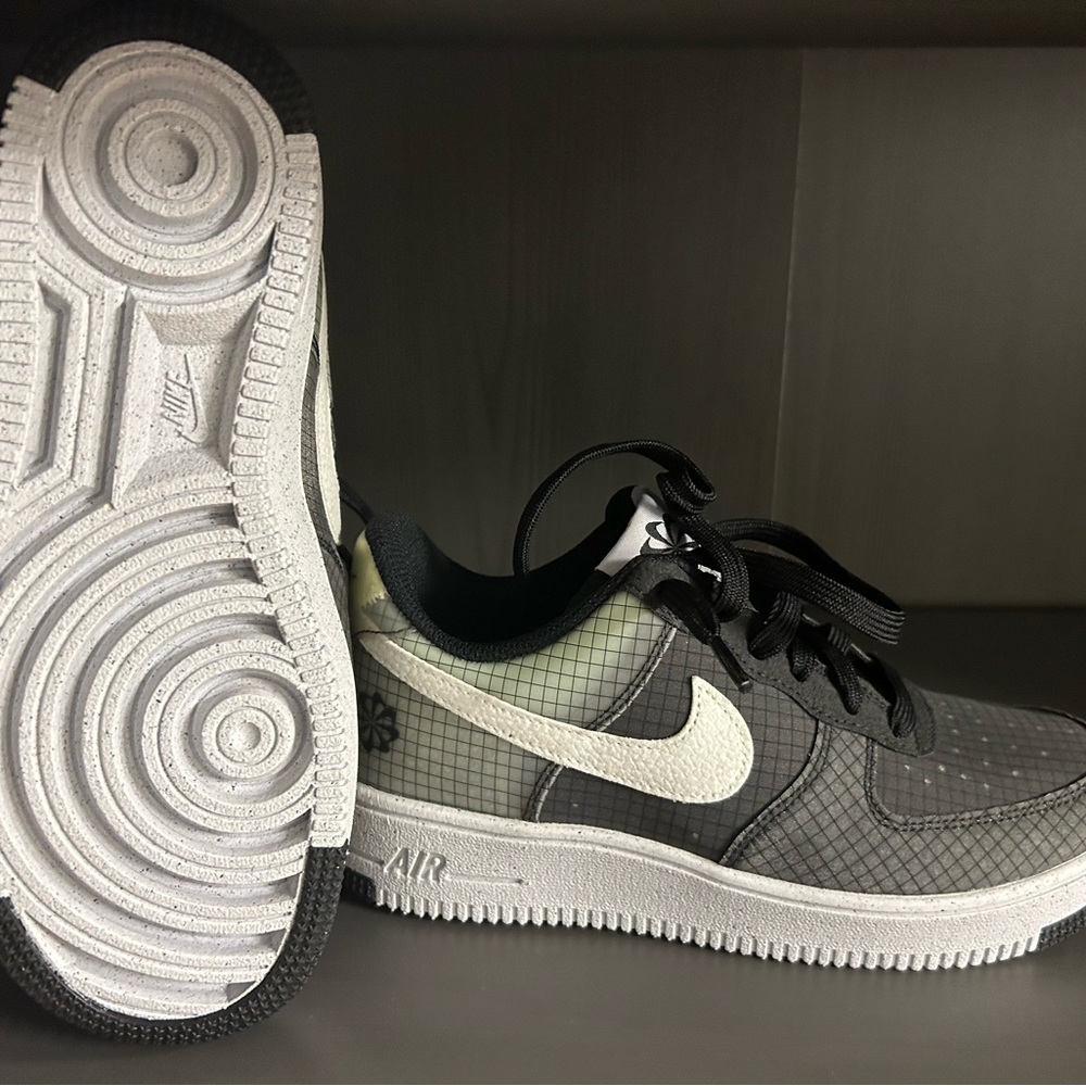 Women’s/girls sneakers